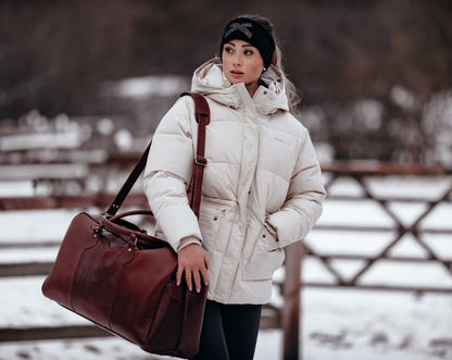 Viviane mit ihrer Reisetasche für einen Kurztrip.
