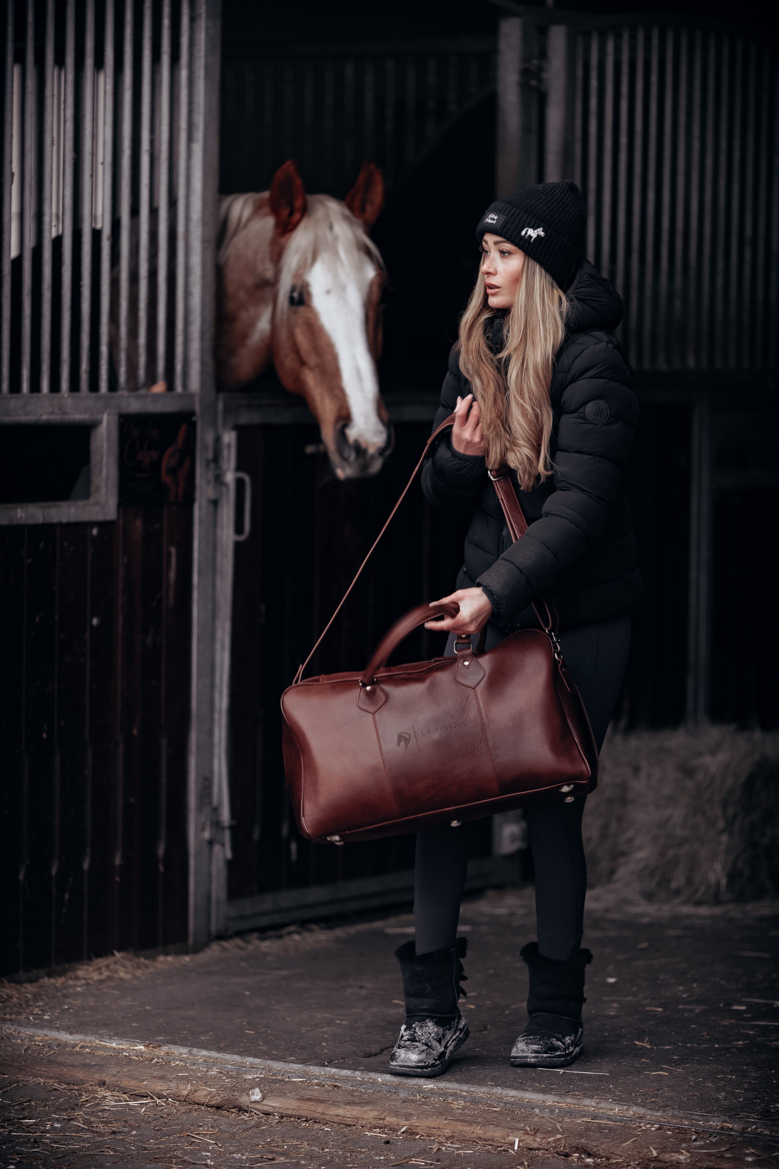 Viviane mit ihrem Pferd und dem neuen Weekender aus echtem Leder.